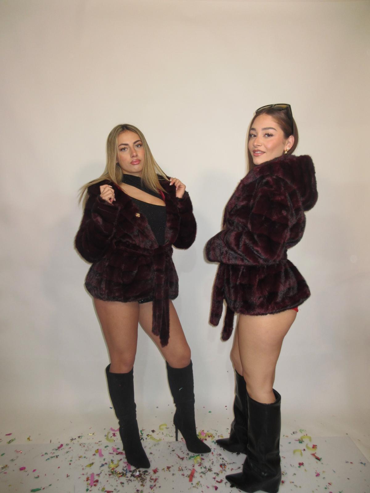 Pelliccia con cinta bordeaux