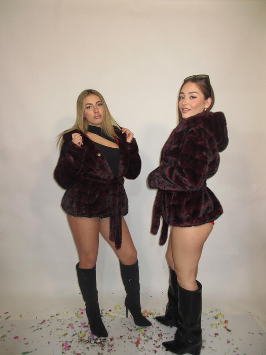 Pelliccia con cinta bordeaux