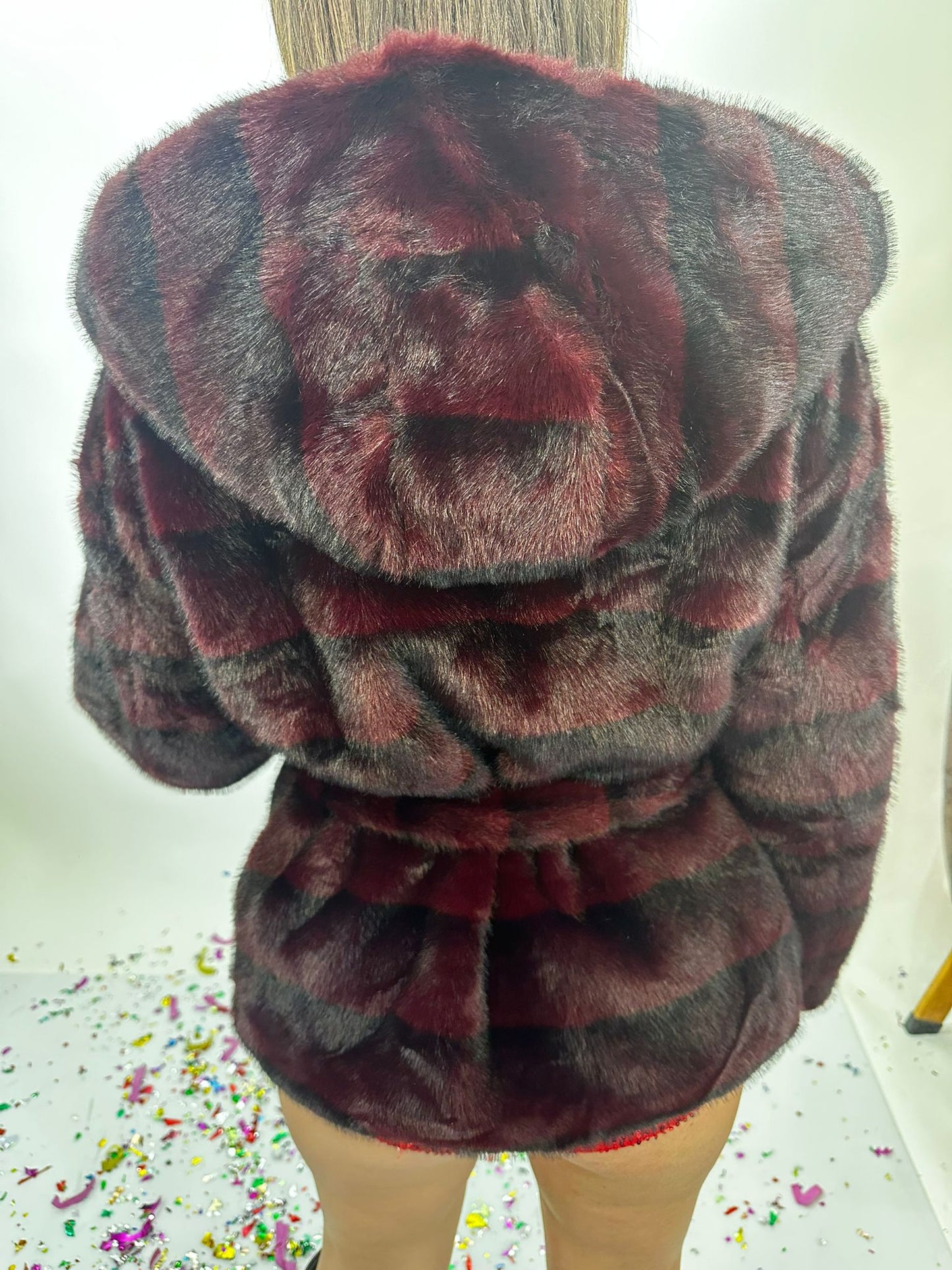 Pelliccia con cinta bordeaux
