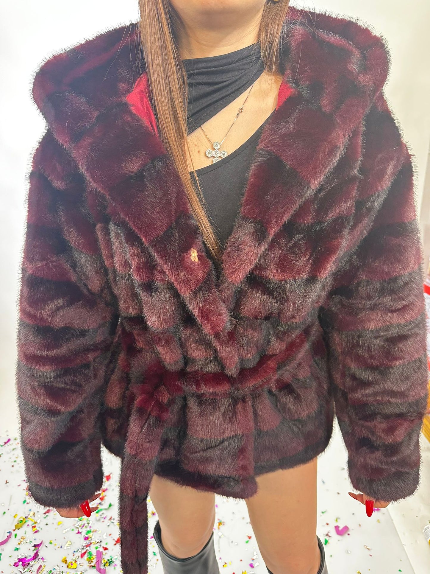 Pelliccia con cinta bordeaux