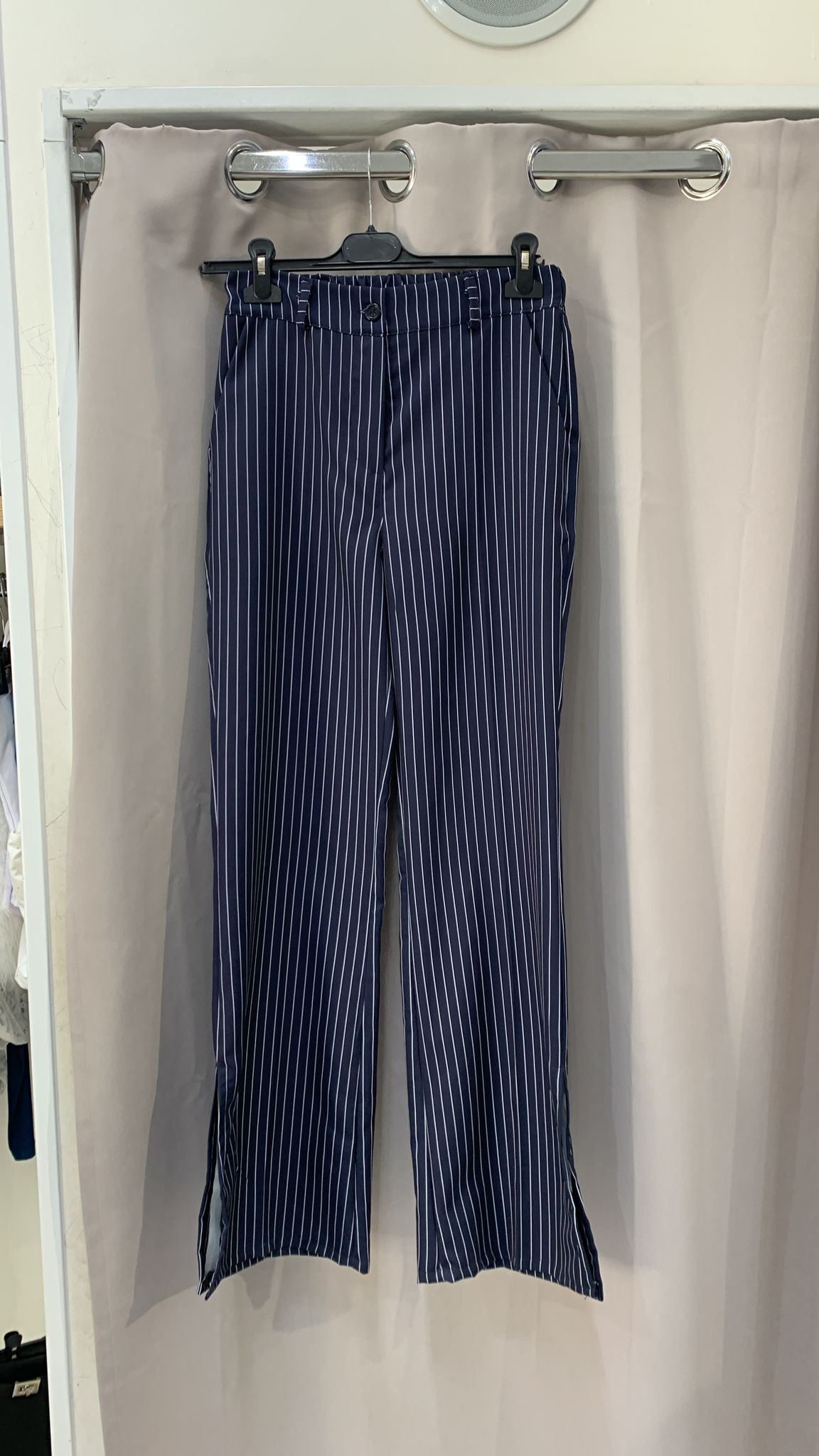 Pantaloni blu a righe